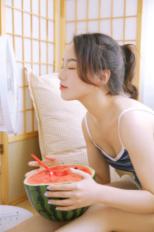 宝贝对着摄像头自己做